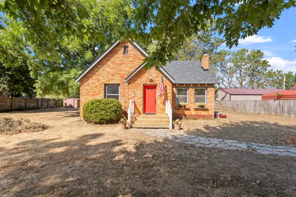 704 S Grand Street, Grove, OK 74344