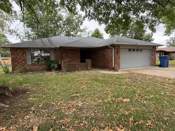 2225 Elmwood Lane, Miami, OK 74354
