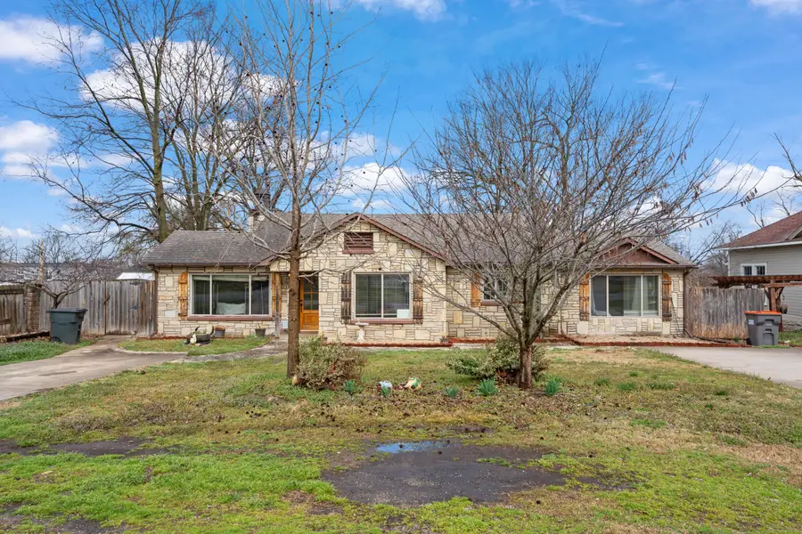 215 E 7th Street, Grove, OK 74344 - #3