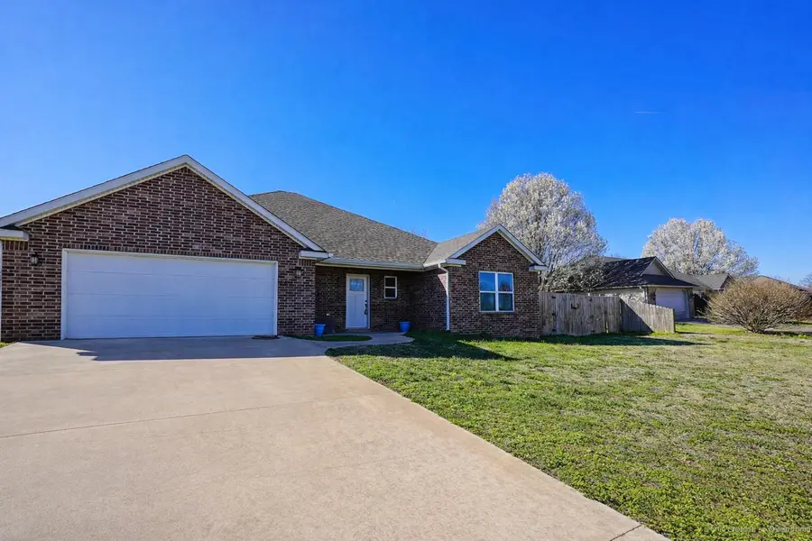 804 E 7th Street, Grove, OK 74344 - #3