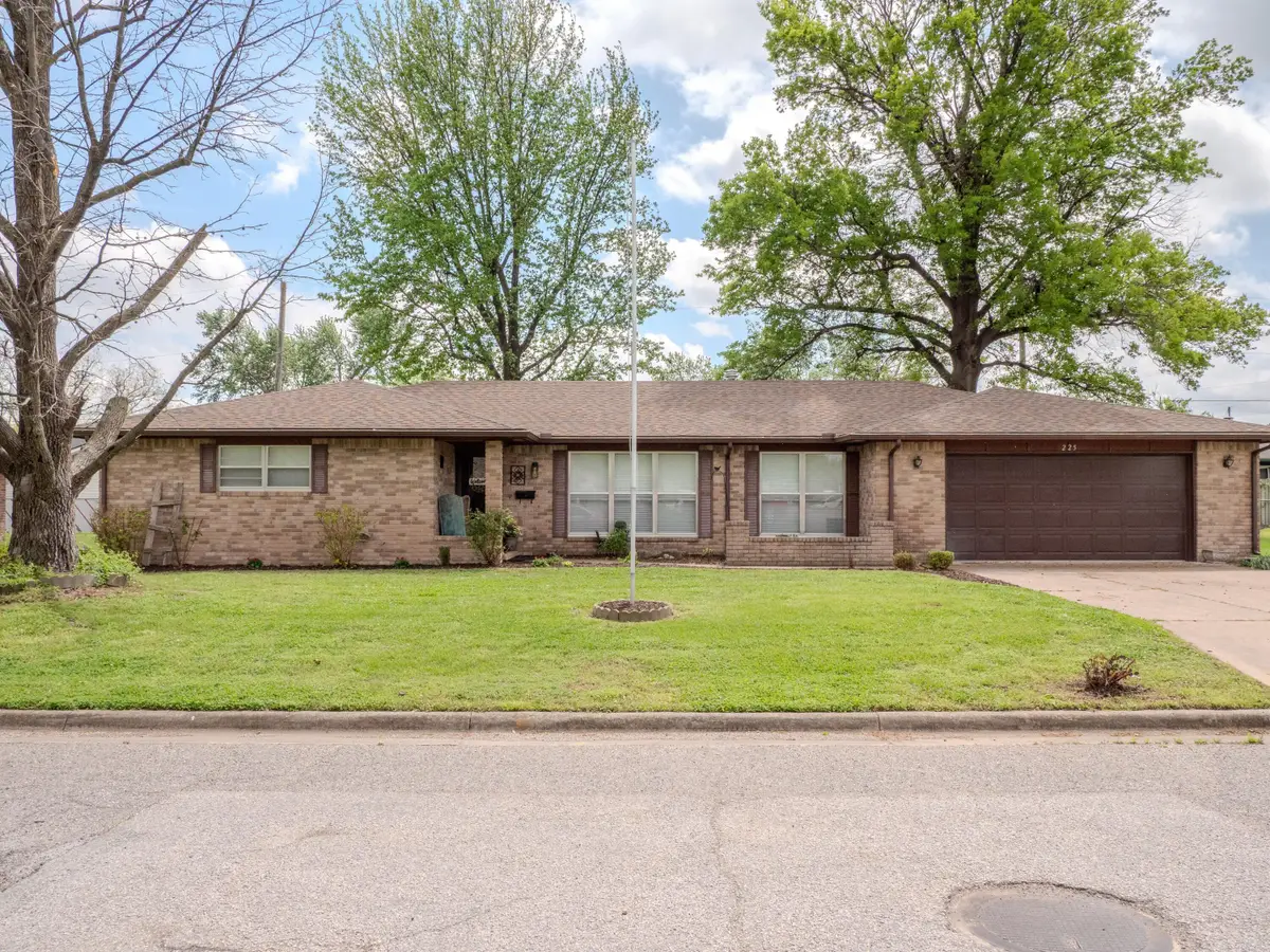 225 10th Avenue, Miami, OK 74354 - #1