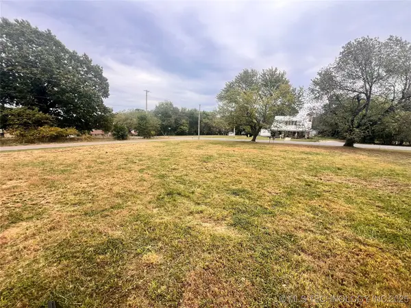 1222 S Third Street, Stilwell, OK 74960