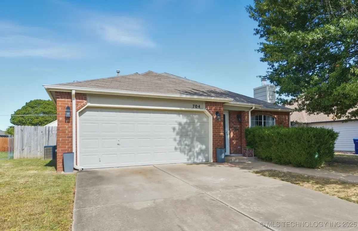 704 E Helena Street, Broken Arrow, OK 74012 - Image #1