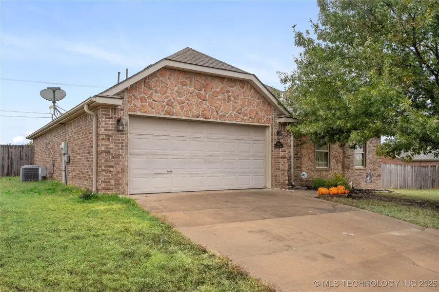 5514 Ashbrook Drive, Bartlesville, OK 74006 - Image #2