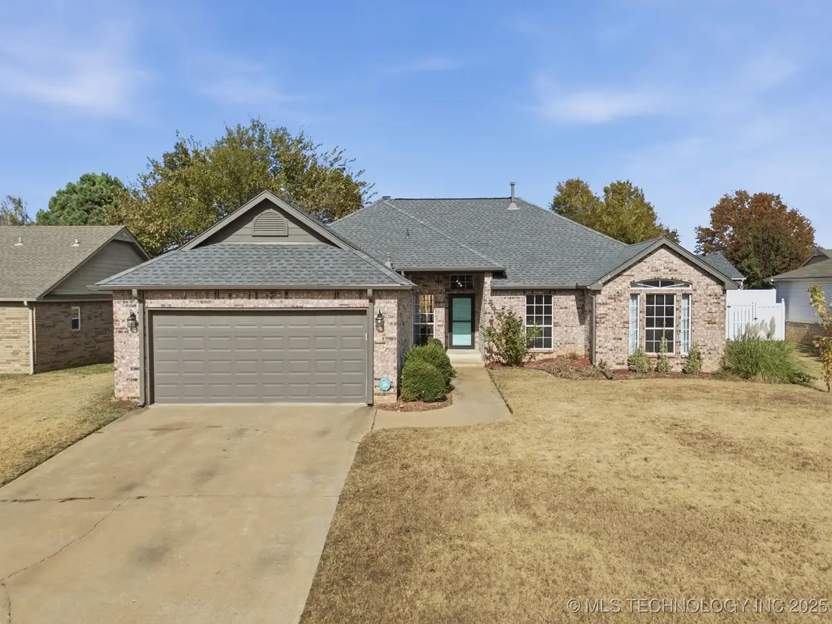8208 E Madison Street, Broken Arrow, OK 74014 - Image #1
