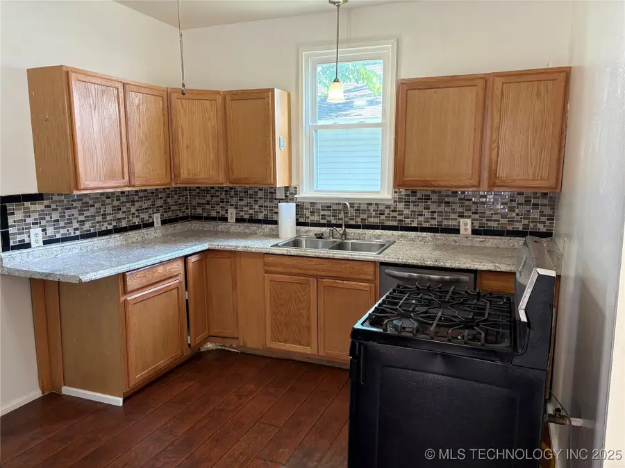 108 N Creek Avenue, Bartlesville, OK 74003 - Image #2