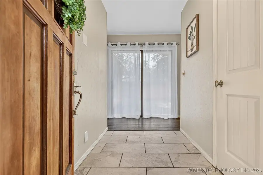 2318 Dorchester Drive, Bartlesville, OK 74006 - Image #3