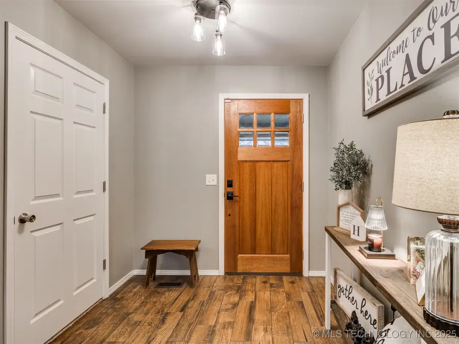 8621 S Fawnwood Court, Broken Arrow, OK 74011 - Image #2