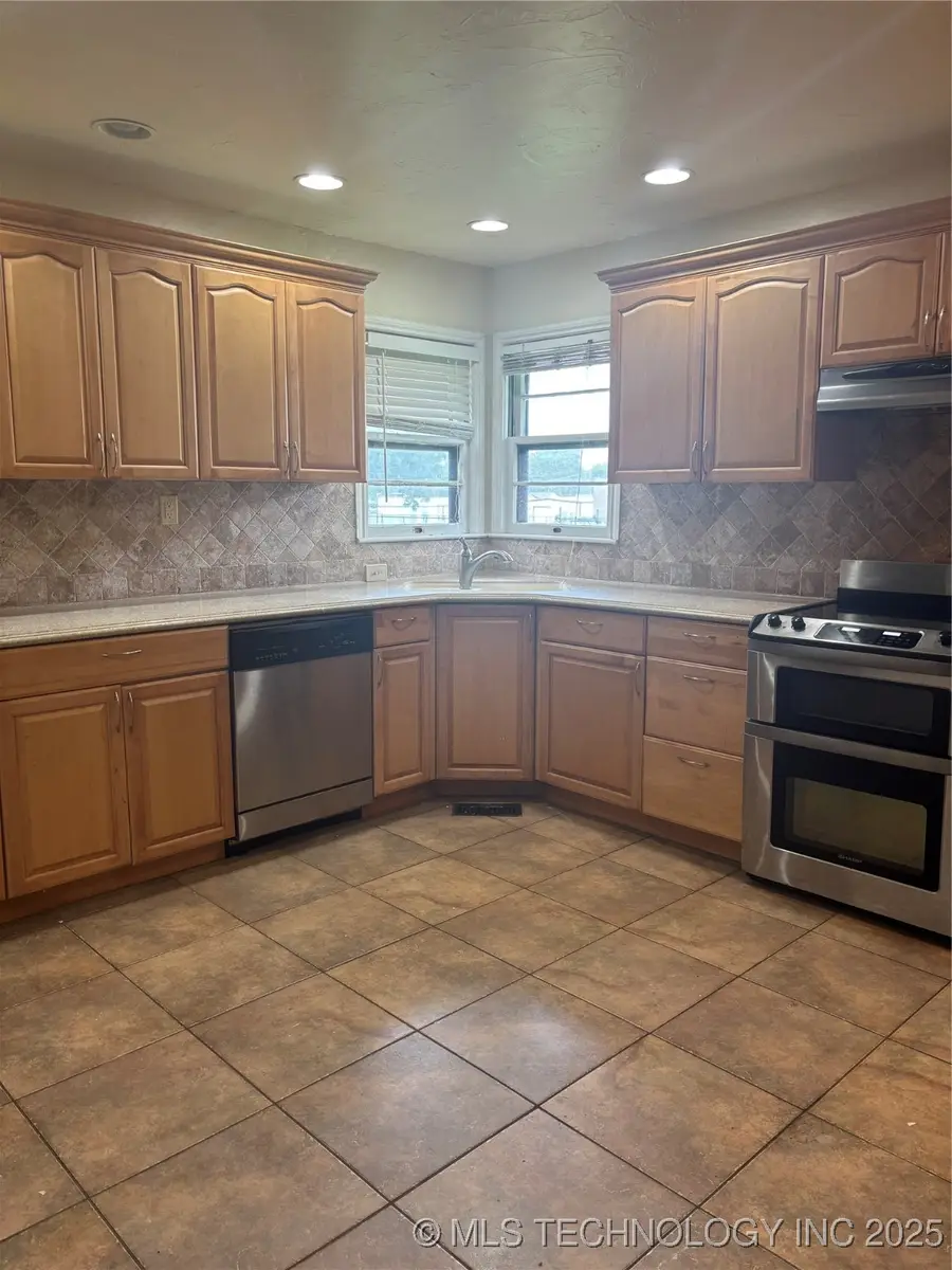 1000 E 6th Street S, Ada, OK 74820 - Image #3