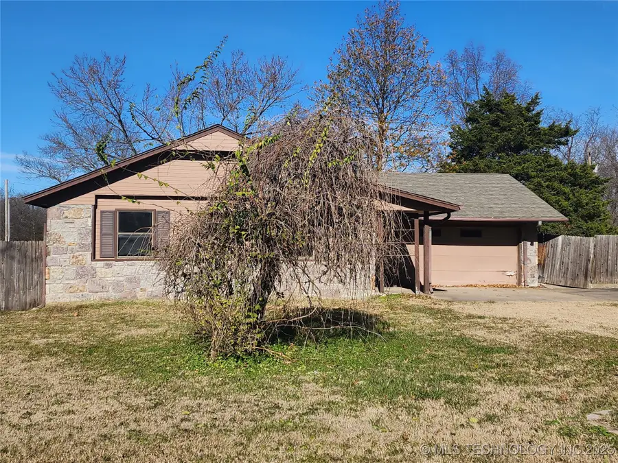 418 Cooweescoowee Avenue W, Oologah, OK 74053 - Image #3