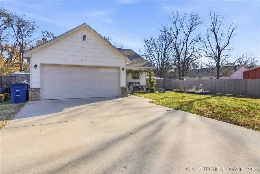 706 N Washington Avenue, Wagoner, OK 74467 - Image #2