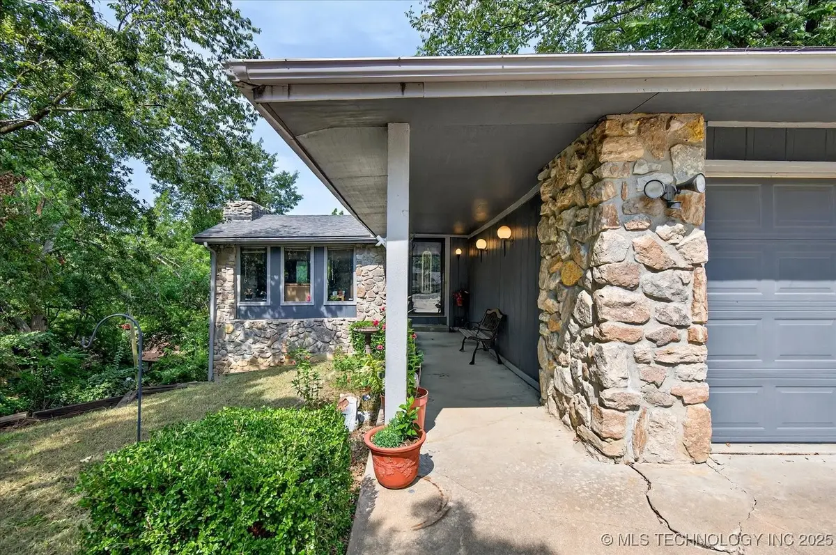 1329 Oakdale Drive, Bartlesville, OK 74006 - Image #1