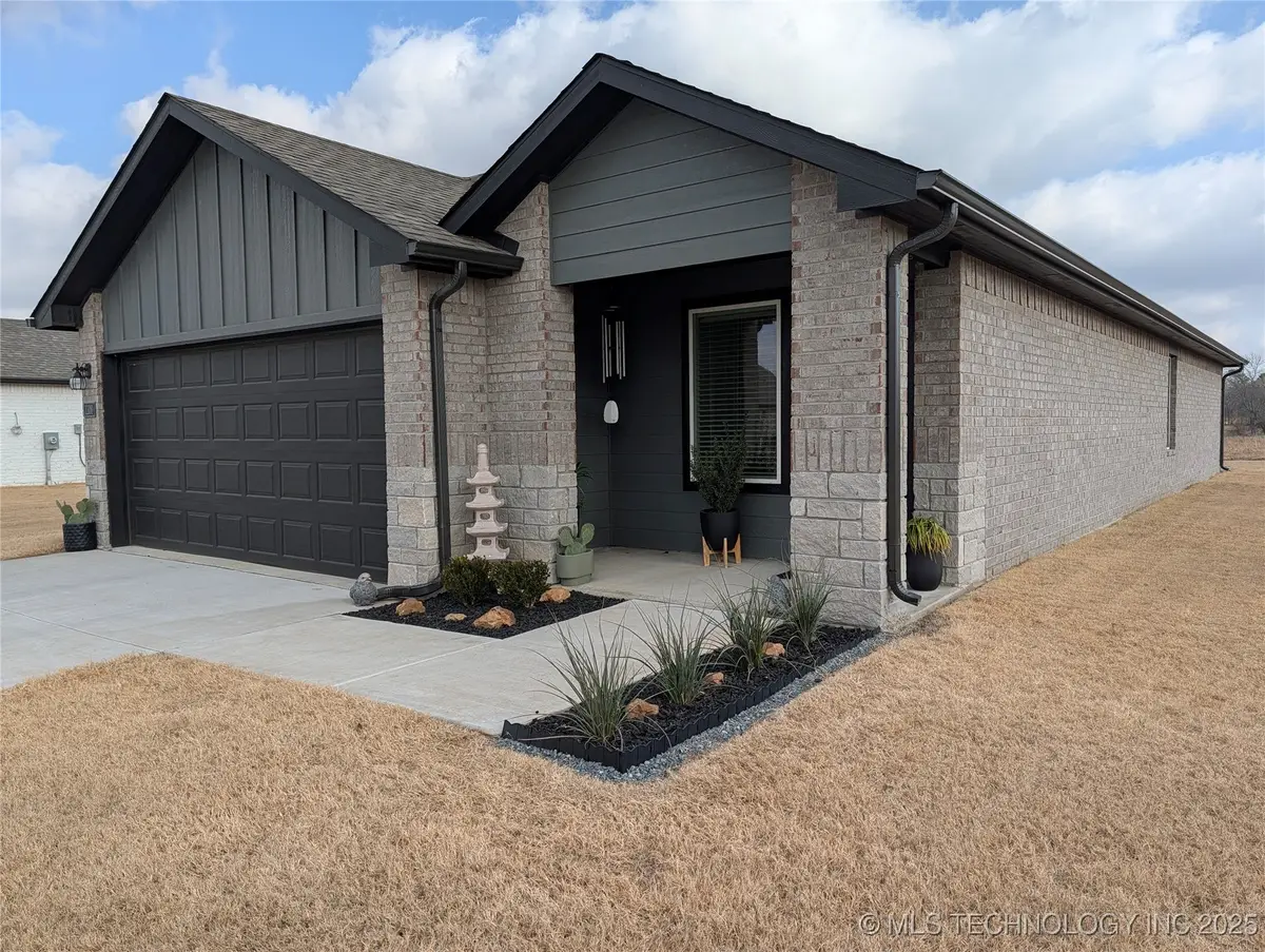 1100 N Arapahoe Avenue, Chouteau, OK 74337 - Image #1