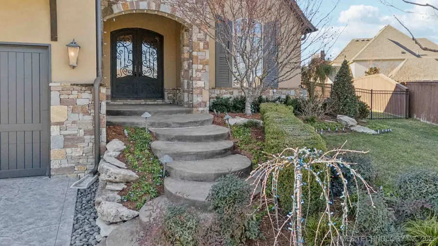 8010 S Guthrie Court, Tulsa, OK 74132 - Image #2