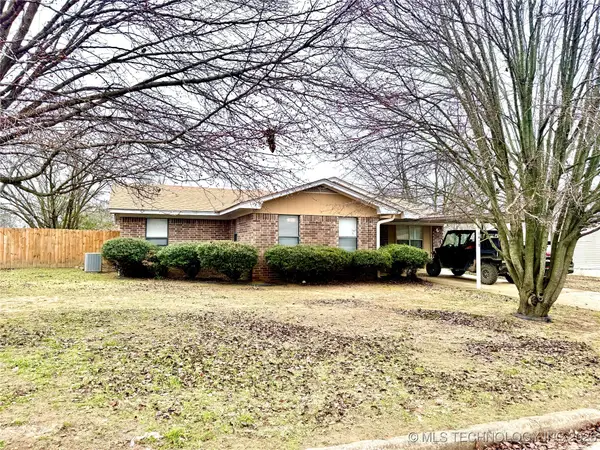 1418 N Lambert Street, Hugo, OK 74743