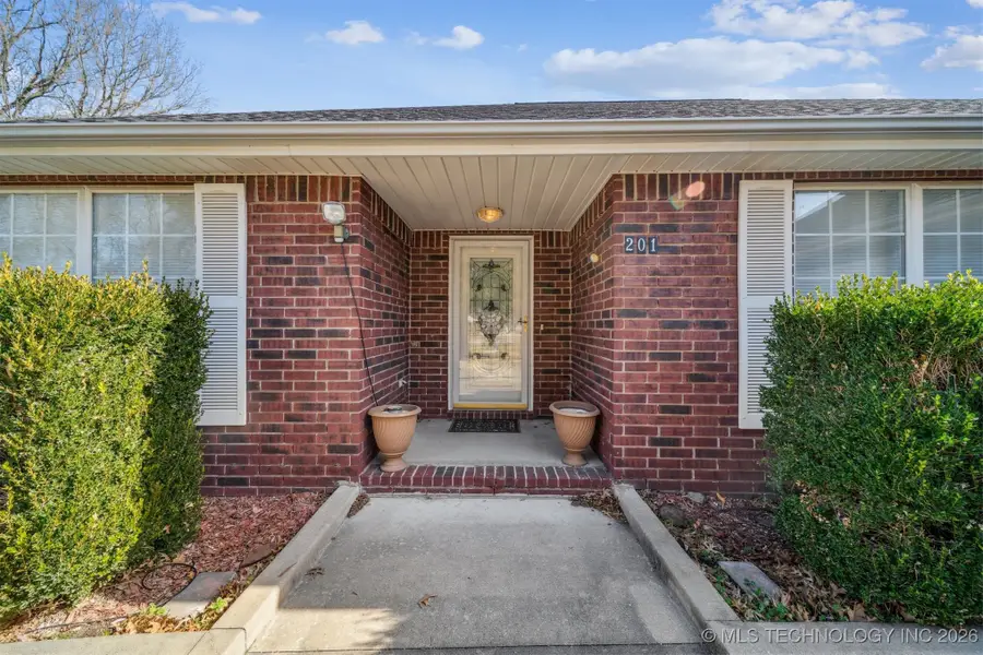 201 N Coo Y Yah Street, Pryor, OK 74361 - Image #2