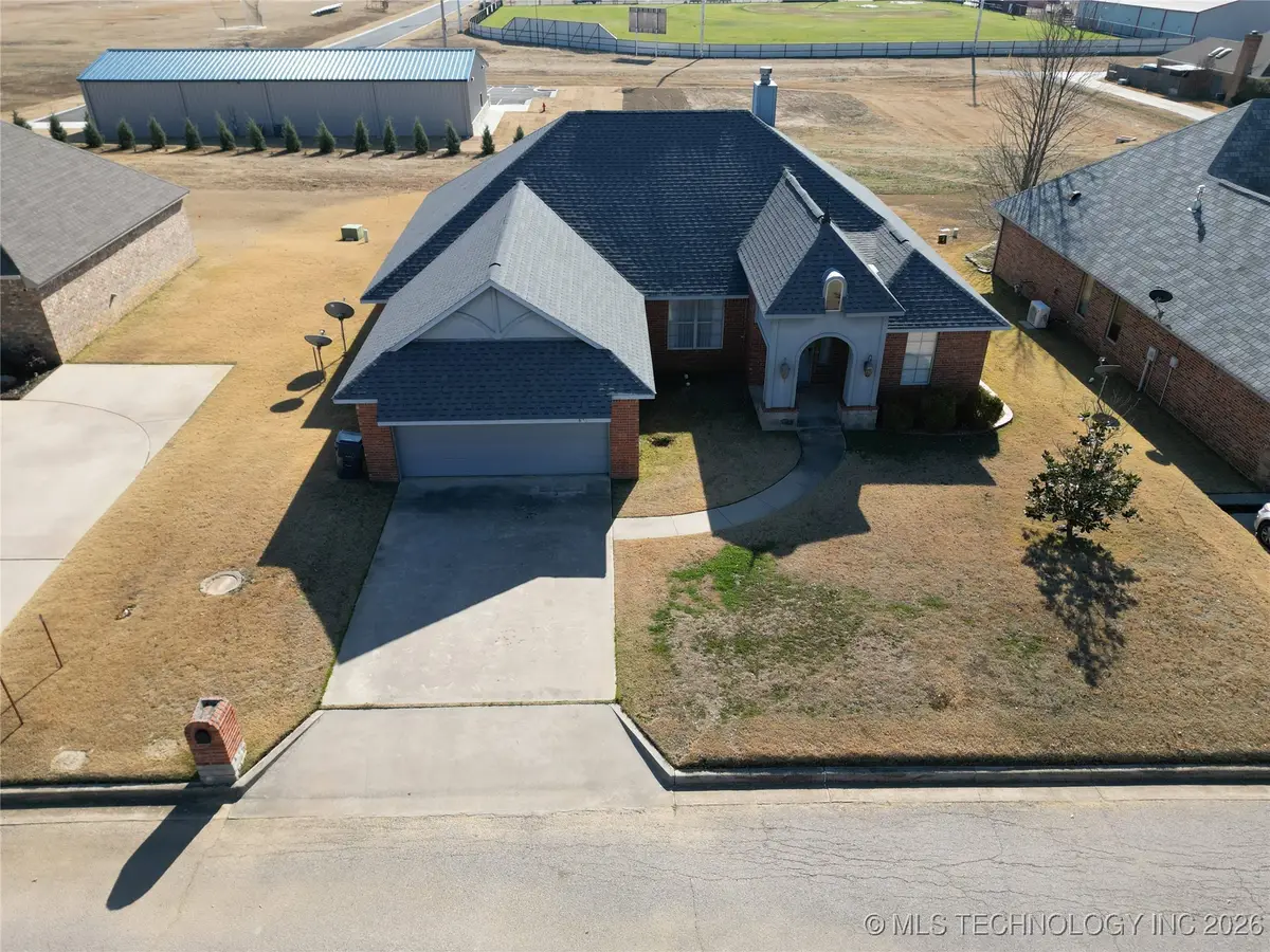 826 Oak Tree Drive, Ardmore, OK 73401 - Image #1