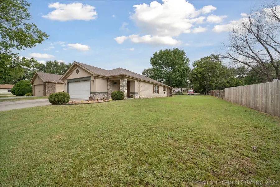 814 E Comet Street, Claremore, OK 74017 - #2