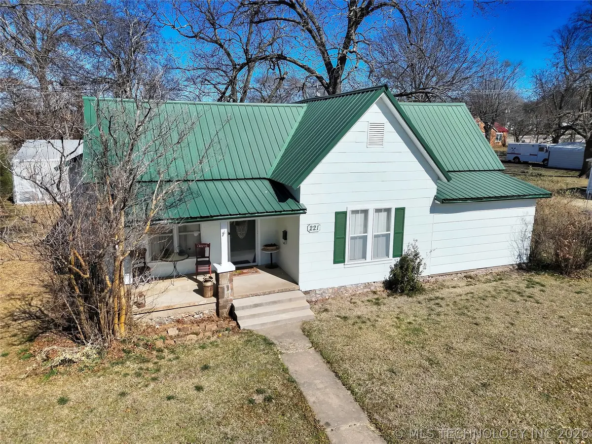 221 W Poplar Street, Stilwell, OK 74960 - #1