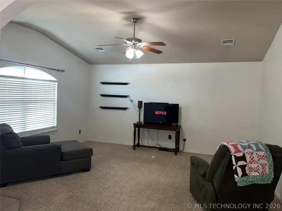 520 S Creek Street, Skiatook, OK 74070 - #2