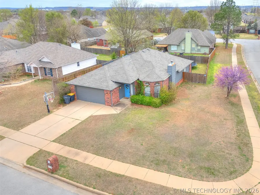 11702 S Gum Avenue, Jenks, OK 74037 - #2