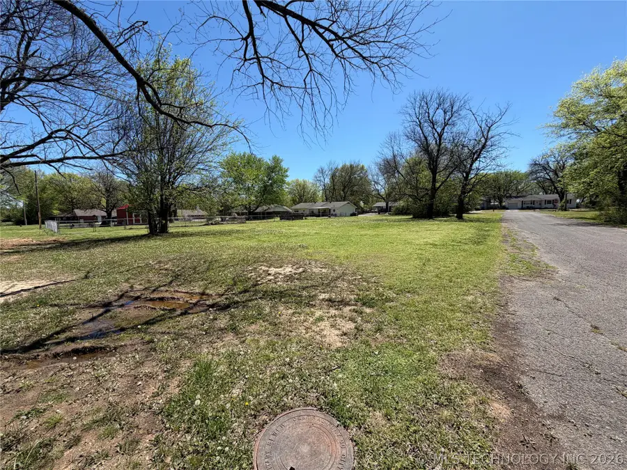 801 NE 11th Street, Wagoner, OK 74467 - #3