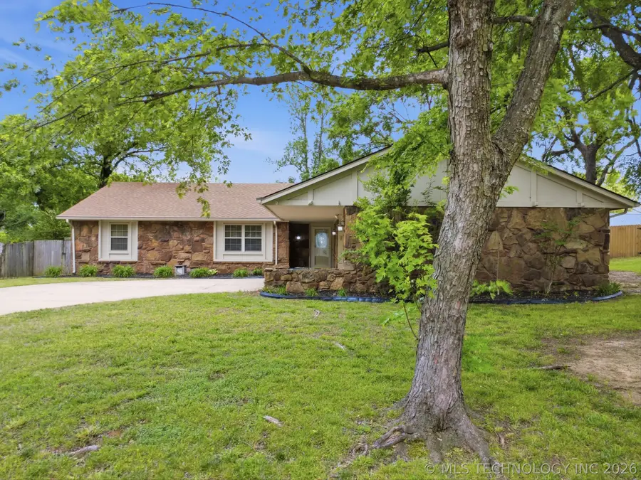 1005 E 12th Street, Claremore, OK 74017 - #2