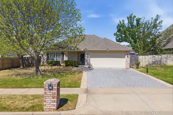 104 N Oak Place, Broken Arrow, OK 74012