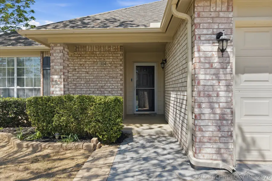 104 N Oak Place, Broken Arrow, OK 74012 - #3