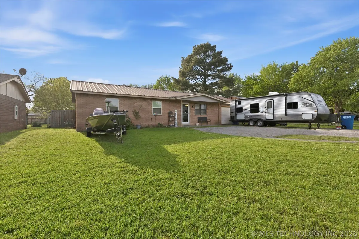 902 S Lincoln Ave Avenue, Wagoner, OK 74467 - #1