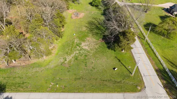 27 S 592 Place, Grove, OK 74344