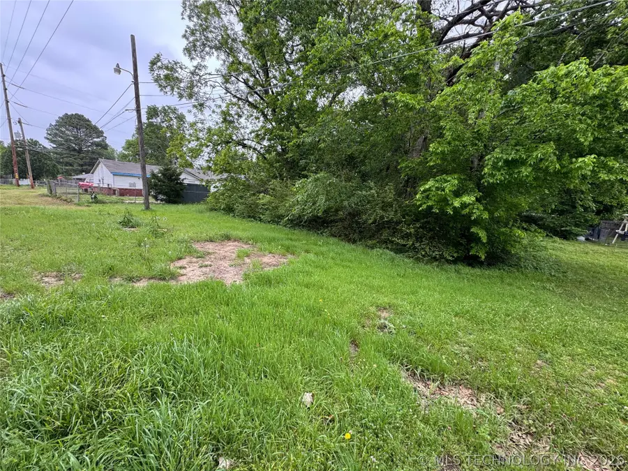 401 S Hall Avenue, Wagoner, OK 74467 - #2