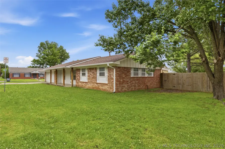 230 N Davis Avenue, Claremore, OK 74017 - #2