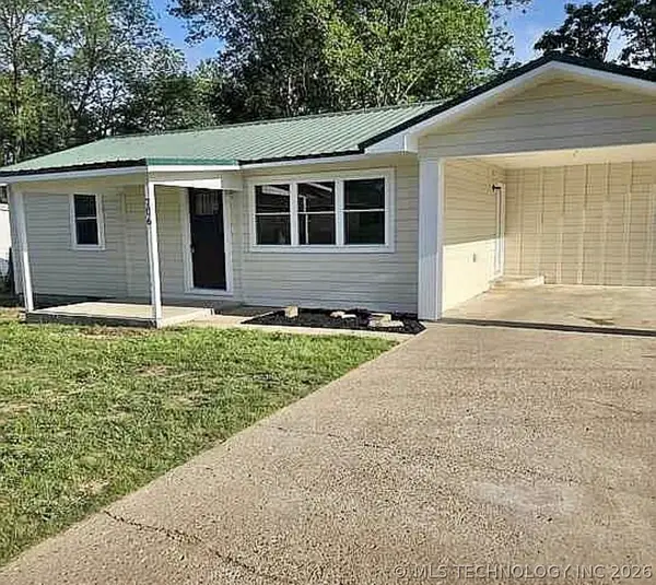706 E Redwood Avenue N, Sallisaw, OK 74955