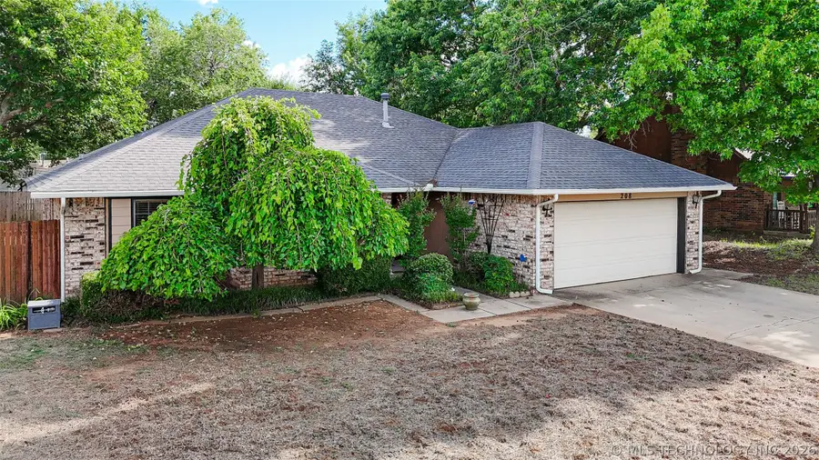 208 SE 30th Street, Moore, OK 73160 - #2