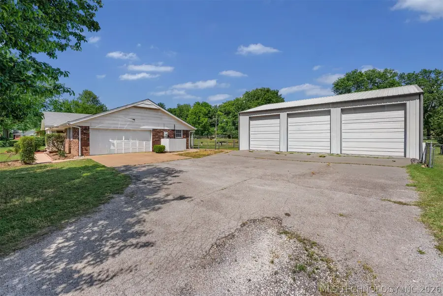 212 N Will Rogers Loop W, Oologah, OK 74053 - #2