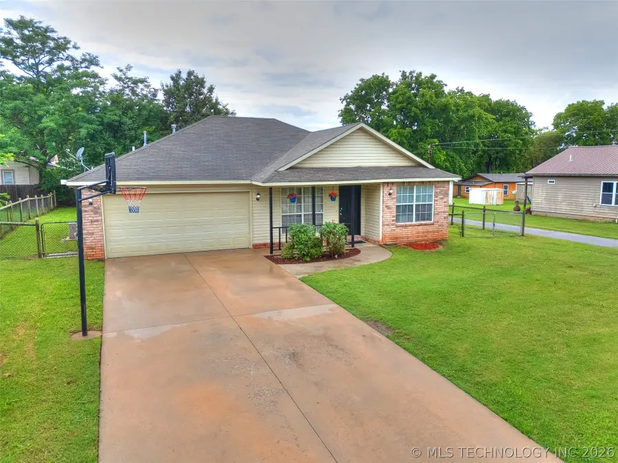 308 N Bristow Avenue, Coweta, OK 74429 - #2