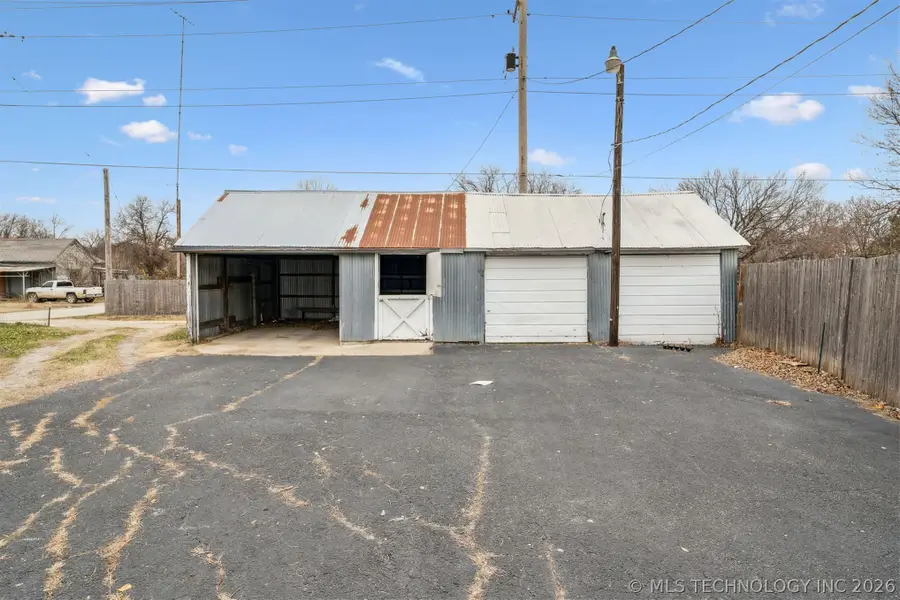 422 W Davis Drive, Nowata, OK 74048 - #3