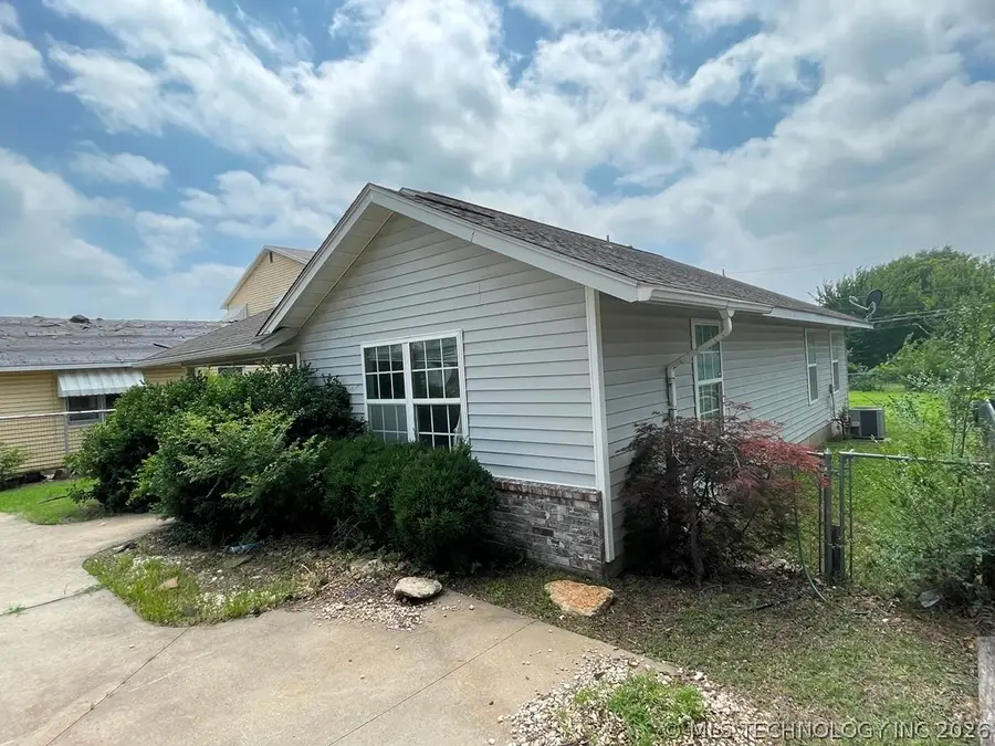 1012 N Ash Street, Ponca City, OK 74601 - #2