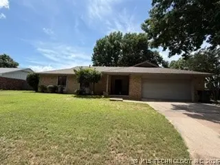 902 Cardinal Lane, Okmulgee, OK 74447