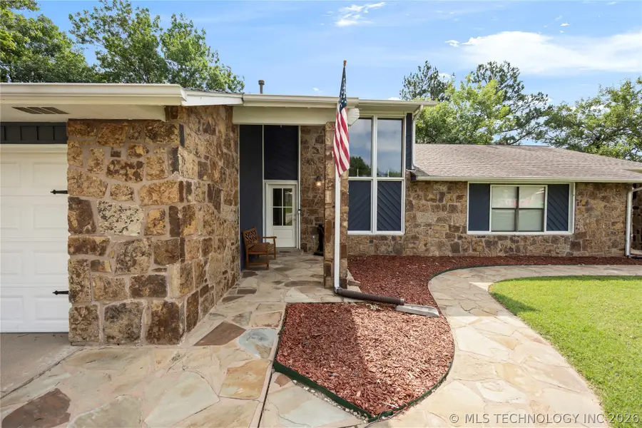 805 S Harris Avenue, Wagoner, OK 74467 - #2