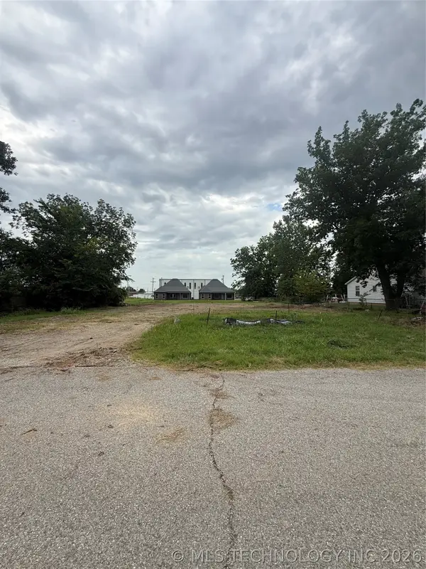 210 W 1st Street, Owasso, OK 74055