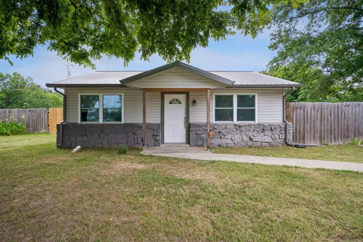 701 S Lincoln Avenue, Wagoner, OK 74467 - #1