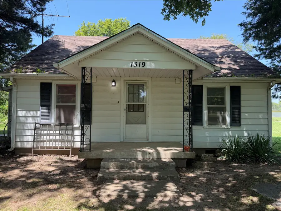 1319 E Modoc Avenue, Nowata, OK 74048 - #2