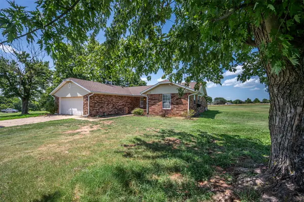 103 E Lakeview Court, Tecumseh, OK 74873