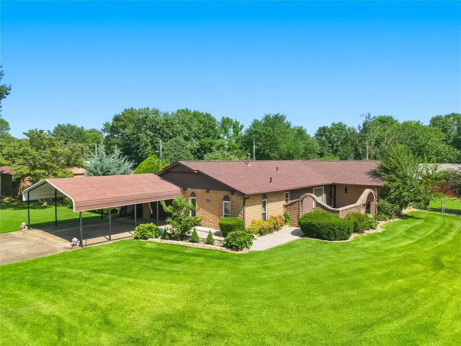 1001 W Cedar Street, Stilwell, OK 74960 - #2