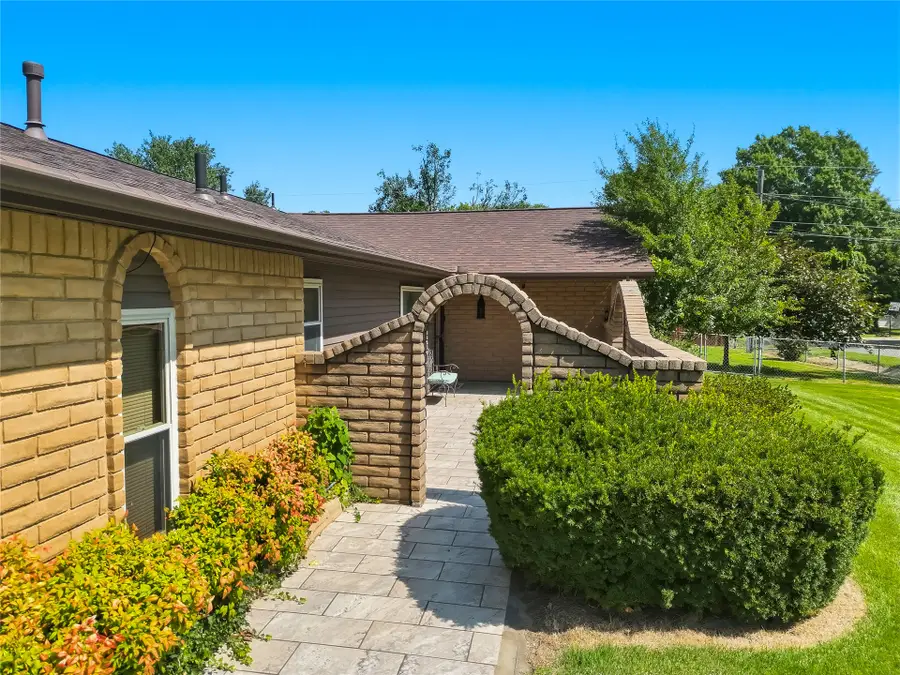 1001 W Cedar Street, Stilwell, OK 74960 - #3