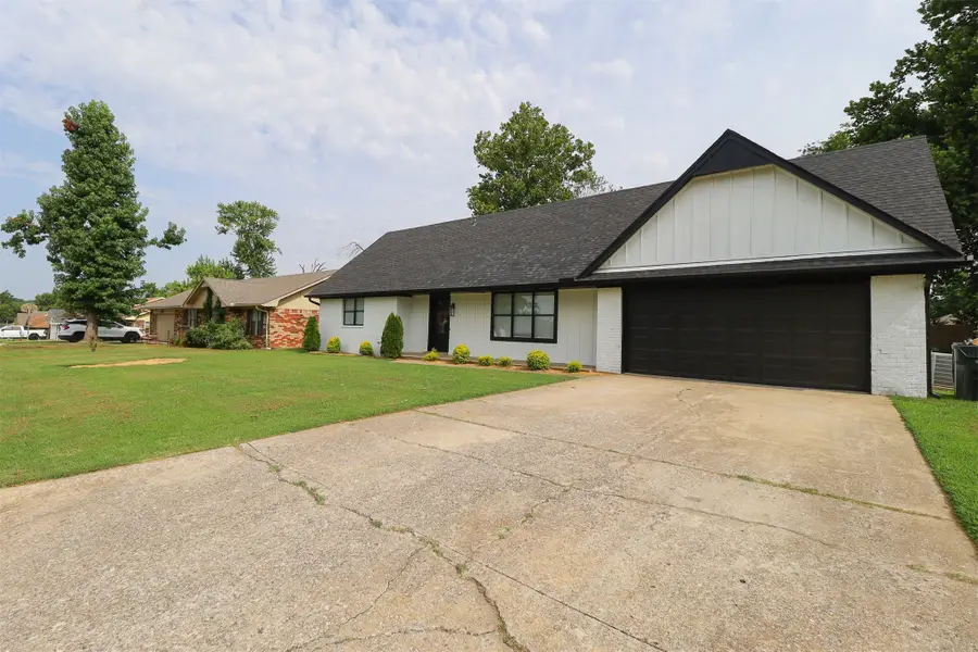 110 E 9th Street S, Claremore, OK 74017 - #3