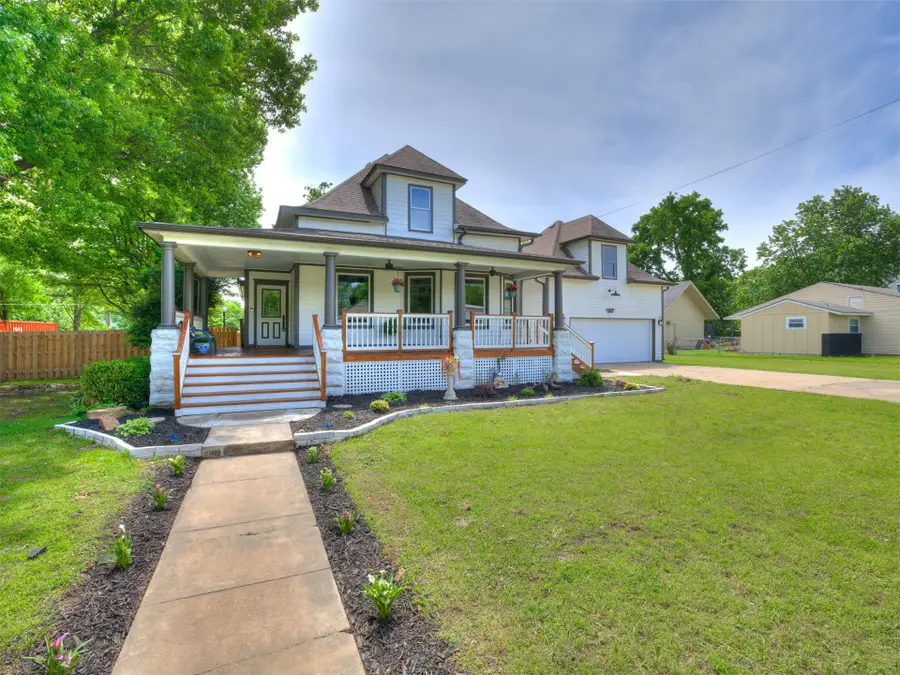 908 3rd Street, Wagoner, OK 74477 - #2