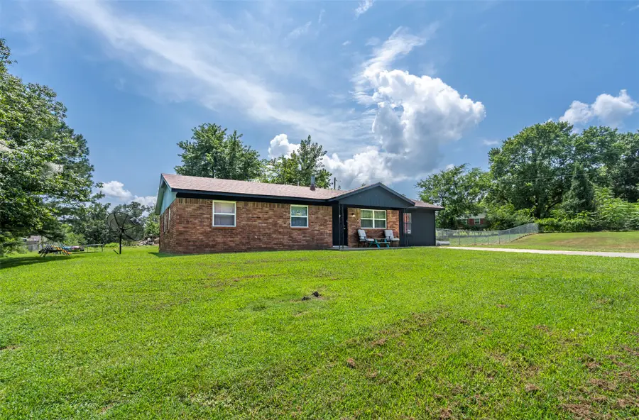 427 W Walnut Avenue, Oaks, OK 74359 - #2
